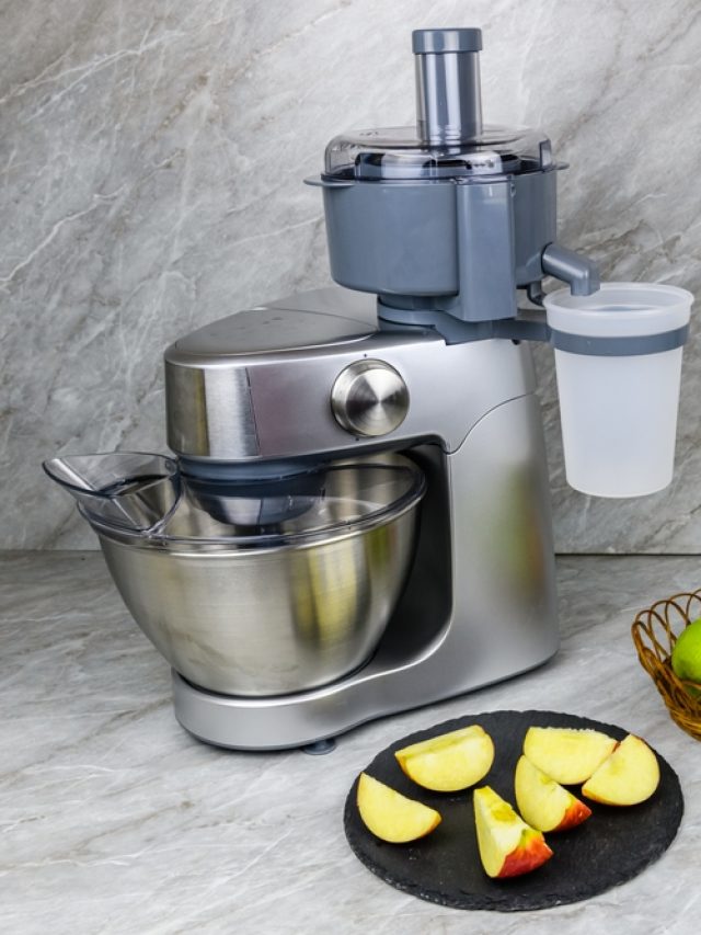 Modern,Food,Processor,With,Juicer,And,Plate,With,Apples,On